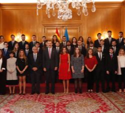Sus Majestades los Reyes junto a los ganadores de los Premios Fin de Carrera 2017 de la Universidad de Oviedo